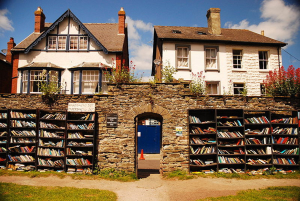 Au coeur des Black Mountains, l'étrange village où les habitants sont des livres 