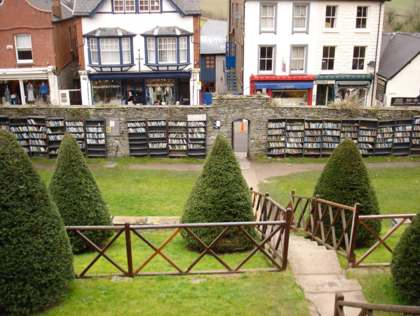 Au coeur des Black Mountains, l'étrange village où les habitants sont des livres 