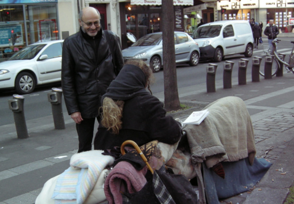 Don Quichotte du livre. Pierre Martial distribue gratuitement son  dernier ouvrage aux sdf parisiens.