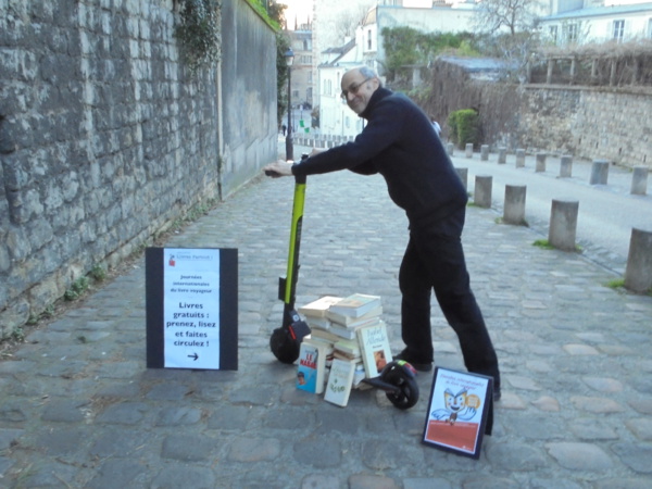 Journées Internationales du Livre Voyageur: des centaines de livres gratuits “lâchés” à Paris par l'écrivain Pierre Martial et l'association 