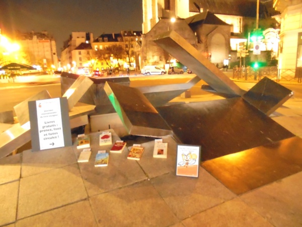 Journées Internationales du Livre Voyageur: des centaines de livres gratuits “lâchés” à Paris par l'écrivain Pierre Martial et l'association "Livres Partout!“ !  Journées Internationales du Livre Voyageur: des centaines de livres gratuits “lâchés” à Paris par l'écrivain Pierre Martial et l'association "Livres Partout!“ !