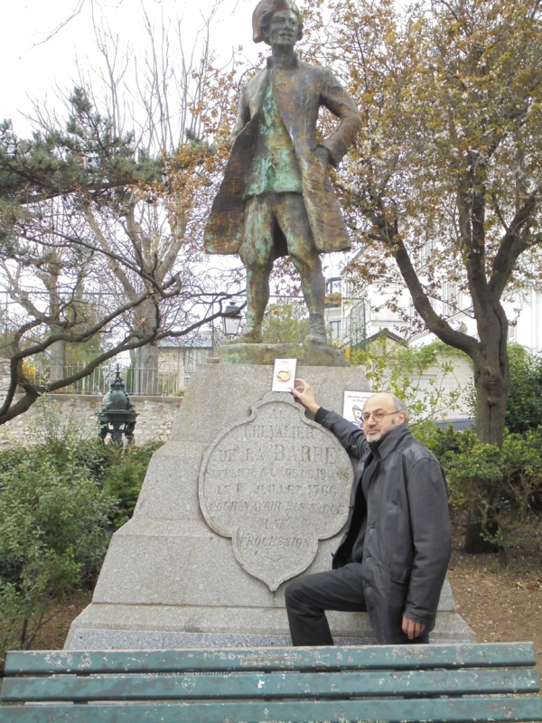 Pierre Martial “libère”des dizaines de livres à Montmartre, plus haut point de Paris, pour les Journées du Livre Voyageur Pierre Martial “libère”des dizaines de livres à Montmartre, plus haut point de Paris, pour les Journées du Livre Voyageur