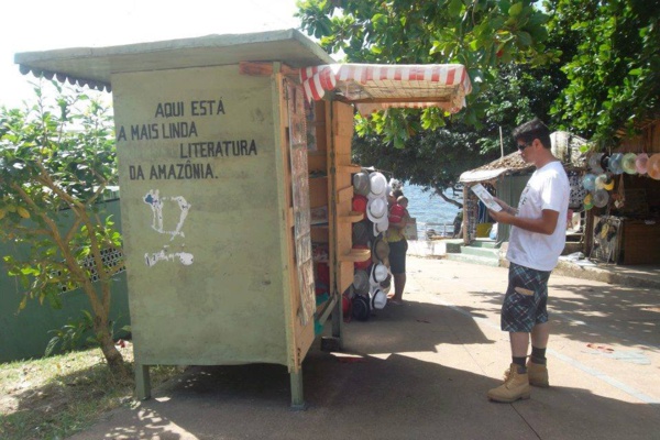 Lire Partout!: En voyage au coeur de l'Amazonie, Patrick lit devant un émouvant cabanon-librairie ©Patrick Maradene Lire Partout!: En voyage au coeur de l'Amazonie, Patrick lit devant un émouvant cabanon-librairie ©Patrick Maradene