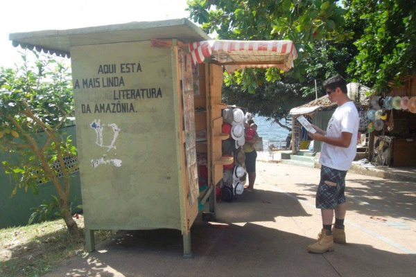 Lire Partout!: En voyage au coeur de l'Amazonie, Patrick lit devant un émouvant cabanon-librairie ©Patrick Maradene