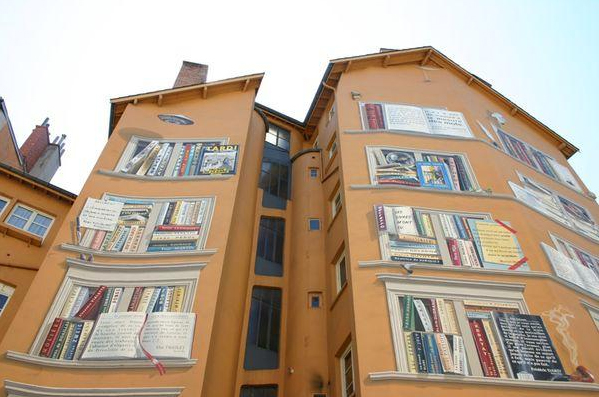 Des fresques murales géantes représentant des livres apparaissent dans le monde entier! 