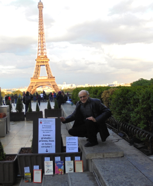  De Casablanca à Paris. Nouvelle opération “lâcher de livres”, face à la tour Eiffel, de l'écrivain Pierre Martial  