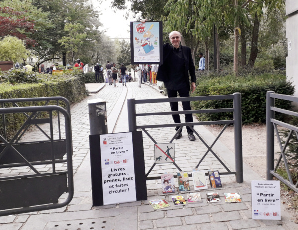 Distribution de livres gratuits à l'entrée de nombreux squares Distribution de livres gratuits à l'entrée de nombreux squares