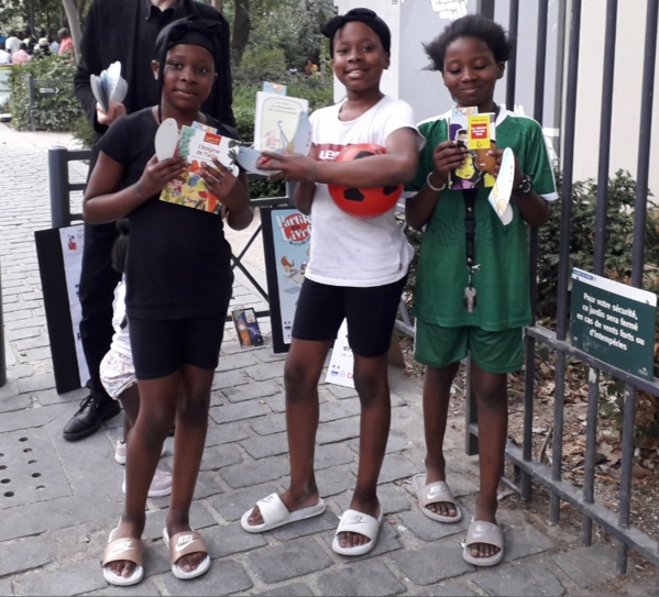 Des enfants de tous âges, livres en main et radieux. Leur sourire nous ravit... Des enfants de tous âges, livres en main et radieux. Leur sourire nous ravit...