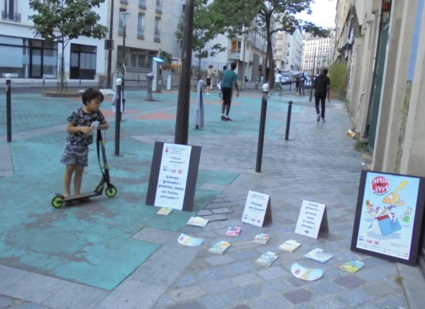 Trop petit pour jouer au foot avec les grands, il découvre les livres et repartira avec “L'histoire d'Hercule”. Bonne lecture, bonhomme!