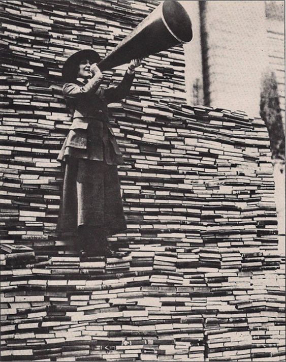 1910. Une femme appelle les passants à donner autant de livres que possible à la bibliothèque publique de New York sur la 5e avenue. © D.R 1910. Une femme appelle les passants à donner autant de livres que possible à la bibliothèque publique de New York sur la 5e avenue. © D.R