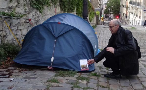 Distribution solidaire de livres dont le "Cinquantième livre" aux plus démunis, dans les rues de Paris - nov 2020 - © Livres Partout