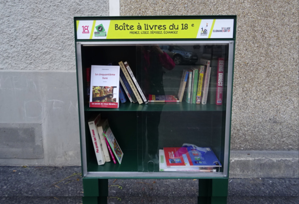 "Biens essentiels". Distribution solidaire de livres dans les rues de Paris par Pierre Martial et Livres Partout! "Biens essentiels". Distribution solidaire de livres dans les rues de Paris par Pierre Martial et Livres Partout!