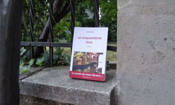 "Biens essentiels". Distribution solidaire de livres dans les rues de Paris par Pierre Martial et Livres Partout! "Biens essentiels". Distribution solidaire de livres dans les rues de Paris par Pierre Martial et Livres Partout!