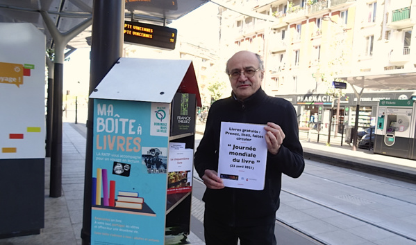 Journée mondiale du livre, distribution solidaire de livres dans les rues de Paris par Pierre Martial et Livres Partout!