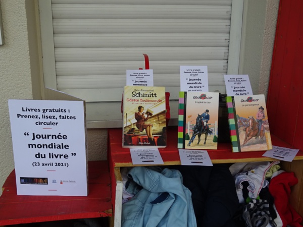 Journée mondiale du livre, distribution solidaire de livres dans les rues de Paris par Pierre Martial et Livres Partout!