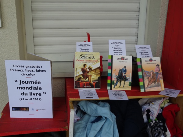 Journée mondiale du livre, distribution solidaire de livres dans les rues de Paris par Pierre Martial et Livres Partout! Journée mondiale du livre, distribution solidaire de livres dans les rues de Paris par Pierre Martial et Livres Partout!
