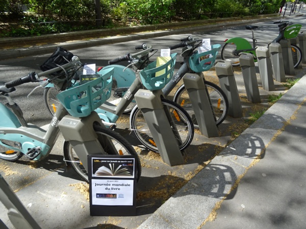 Journée mondiale du livre, distribution solidaire de livres dans les rues de Paris par Pierre Martial et Livres Partout! Journée mondiale du livre, distribution solidaire de livres dans les rues de Paris par Pierre Martial et Livres Partout!