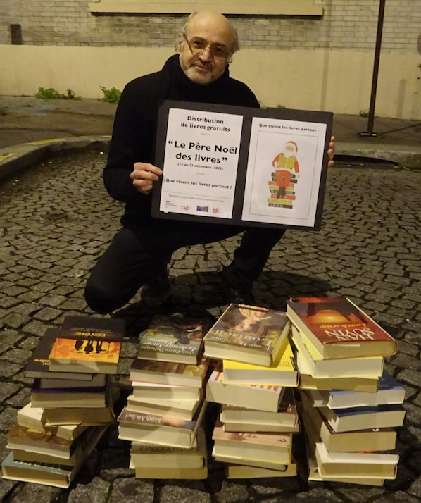 Pour les fêtes de fin d'année, Pierre Martial sillonne les quartiers nord de Paris et de la banlieue pour offrir des livres aux plus démunis...