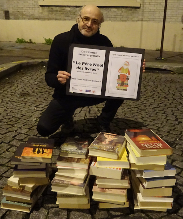 Distribution gratuite de livres par Pierre Martial  dans les quartiers Nord de Paris -  décembre 2022 -  © Livres Partout - Distribution gratuite de livres par Pierre Martial  dans les quartiers Nord de Paris -  décembre 2022 -  © Livres Partout -