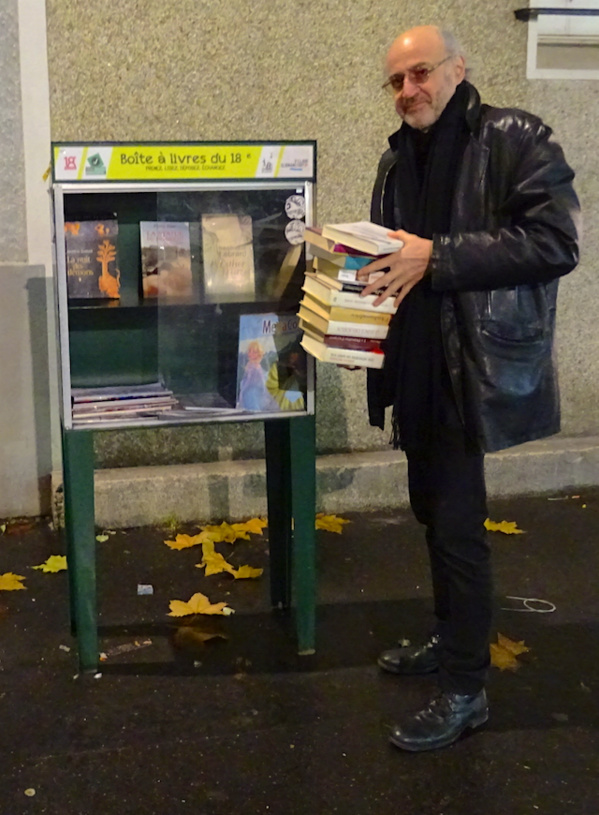 Pour les fêtes de fin d'année, Pierre Martial sillonne les quartiers nord de Paris et de la banlieue pour offrir des livres aux plus démunis...