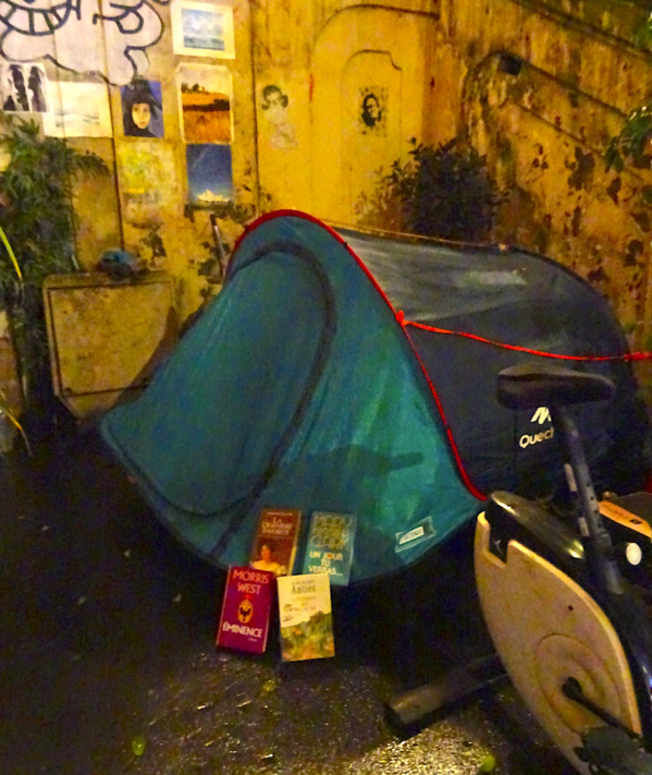 Don de livres à Touré, le SDF qui vit sous les escaliers du bas Montmartre - décembre 2022 - © Livres Partout - Don de livres à Touré, le SDF qui vit sous les escaliers du bas Montmartre - décembre 2022 - © Livres Partout -