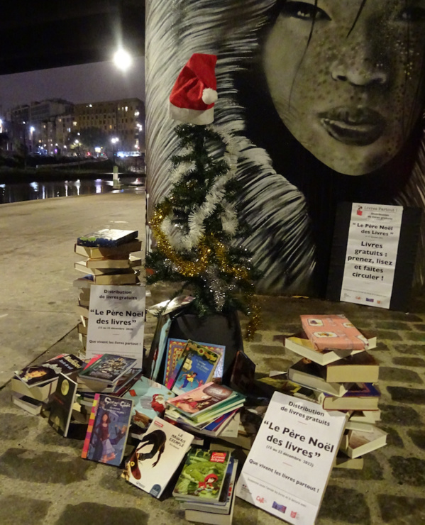 Pour les fêtes de fin d'année, Pierre Martial sillonne les quartiers nord de Paris et de la banlieue pour offrir des livres aux plus démunis...