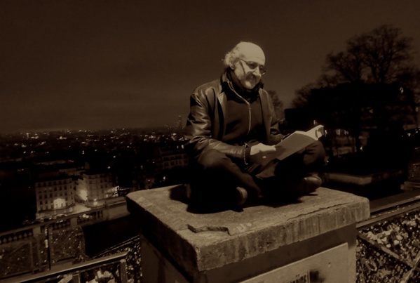 Happening - lecture publique de Pierre Martial à Montmartre au point le plus élevé de Paris en équilibre sur un socle de pierre - janvier 2023 -  © Livres Partout -