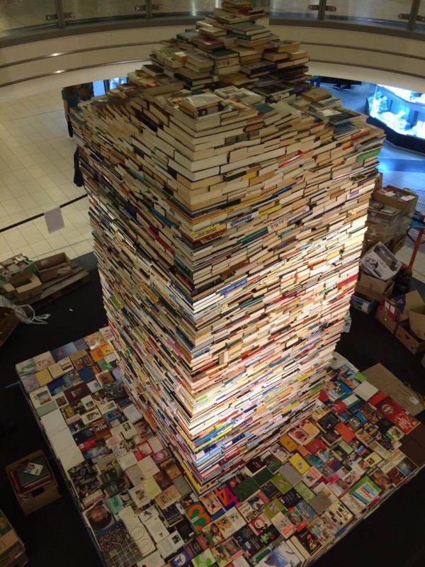  Libraires équilibristes  et pyramide de livres  la plus haute au monde.