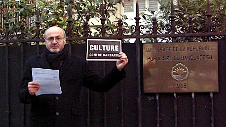 Culture contre barbarie. Lecture-performance de Pierre Martial devant l'ambassade du Bangladesh à Paris. Culture contre barbarie. Lecture-performance de Pierre Martial devant l'ambassade du Bangladesh à Paris.
