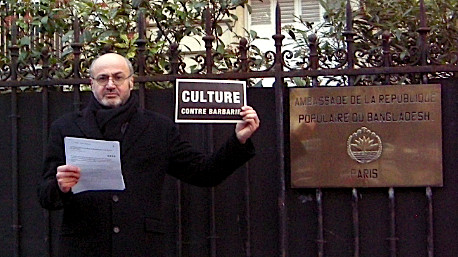 Culture contre barbarie. Lecture-performance de Pierre Martial devant l'ambassade du Bangladesh à Paris.