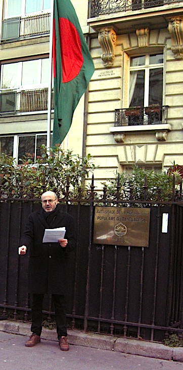 Culture contre barbarie. Lecture-performance de Pierre Martial devant l'ambassade du Bangladesh à Paris. Culture contre barbarie. Lecture-performance de Pierre Martial devant l'ambassade du Bangladesh à Paris.