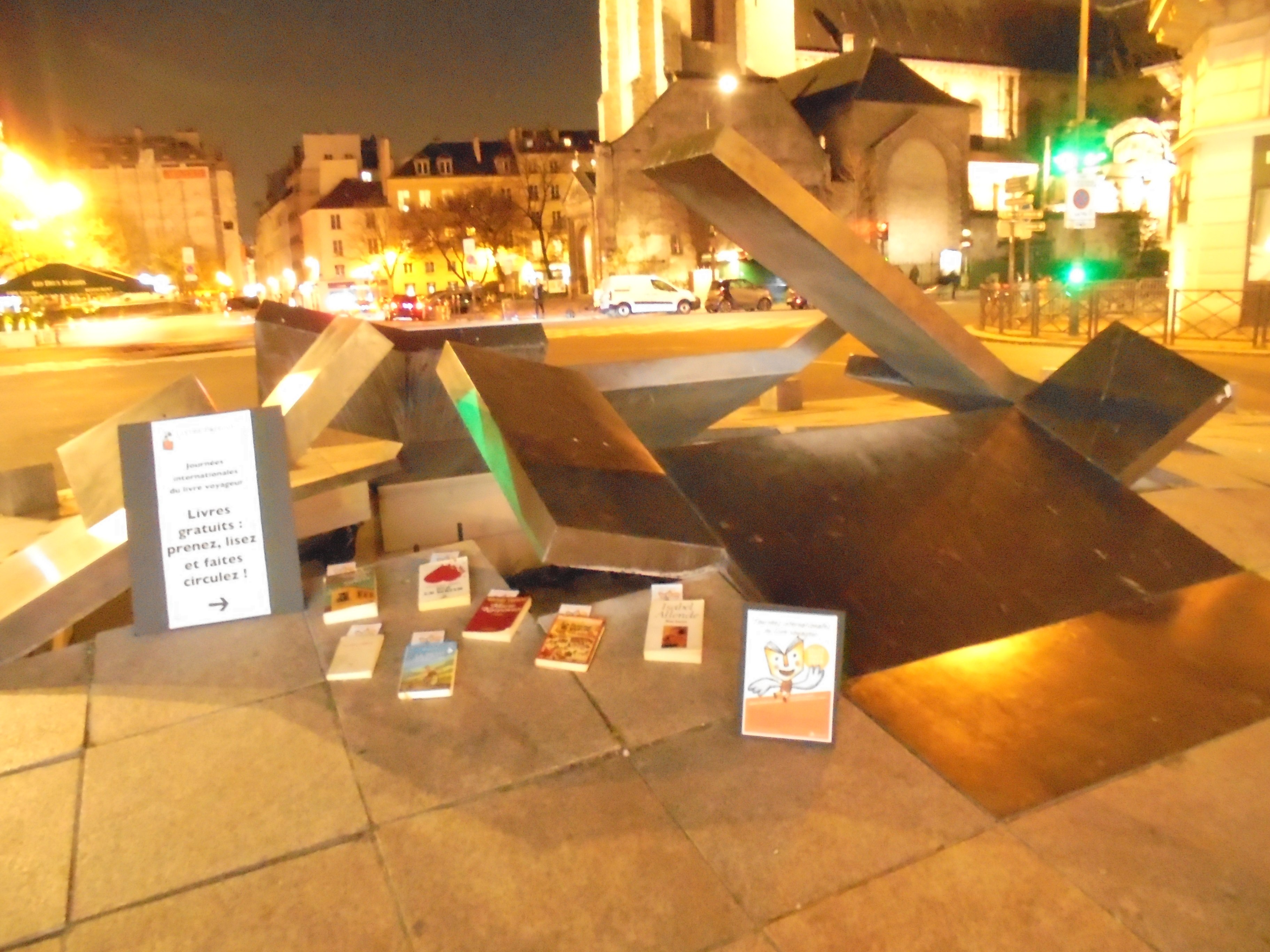 Journées Internationales du Livre Voyageur: des centaines de livres gratuits “lâchés” à Paris par l'écrivain Pierre Martial et l'association "Livres Partout!“ !  Journées Internationales du Livre Voyageur: des centaines de livres gratuits “lâchés” à Paris par l'écrivain Pierre Martial et l'association "Livres Partout!“ !