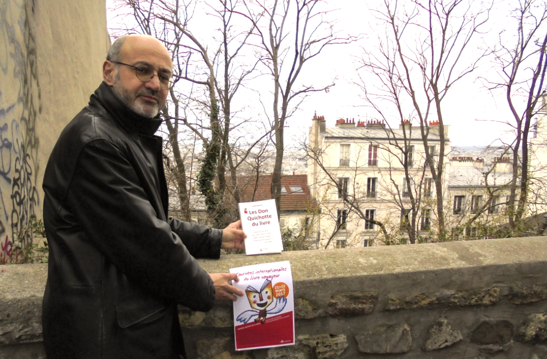 Pierre Martial “libère”des dizaines de livres à Montmartre, plus haut point de Paris, pour les Journées du Livre Voyageur 