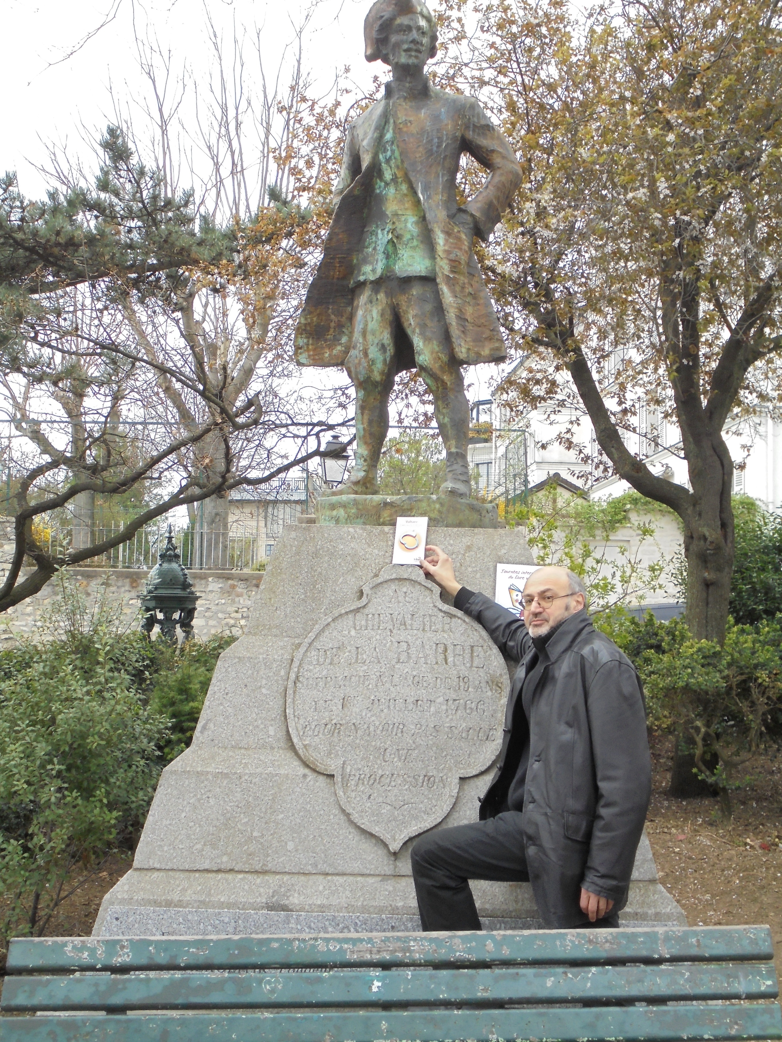 Pierre Martial “libère”des dizaines de livres à Montmartre, plus haut point de Paris, pour les Journées du Livre Voyageur 