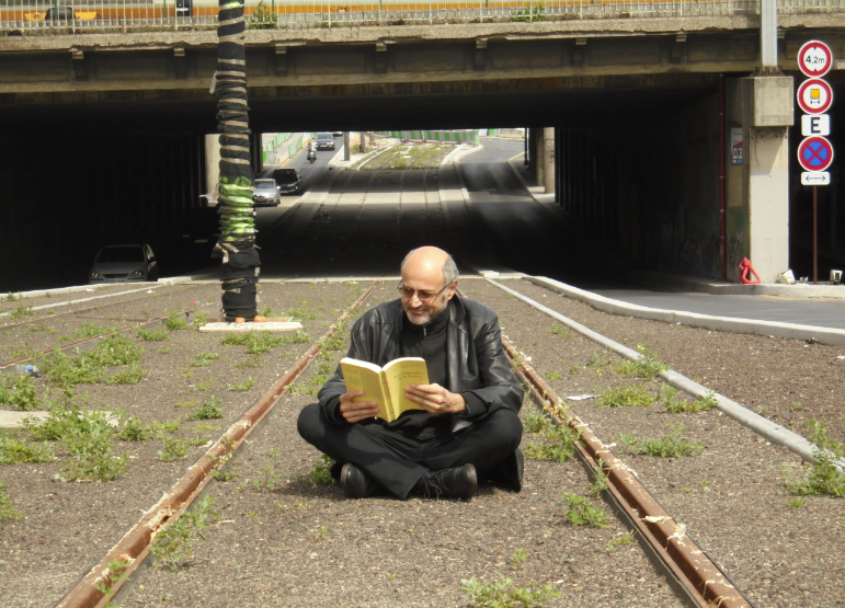 Pierre Martial lance l'opération "Lire Partout!", en lisant au beau milieu du boulevard des Maréchaux à Paris, entre les rails du tramway Pierre Martial lance l'opération "Lire Partout!", en lisant au beau milieu du boulevard des Maréchaux à Paris, entre les rails du tramway