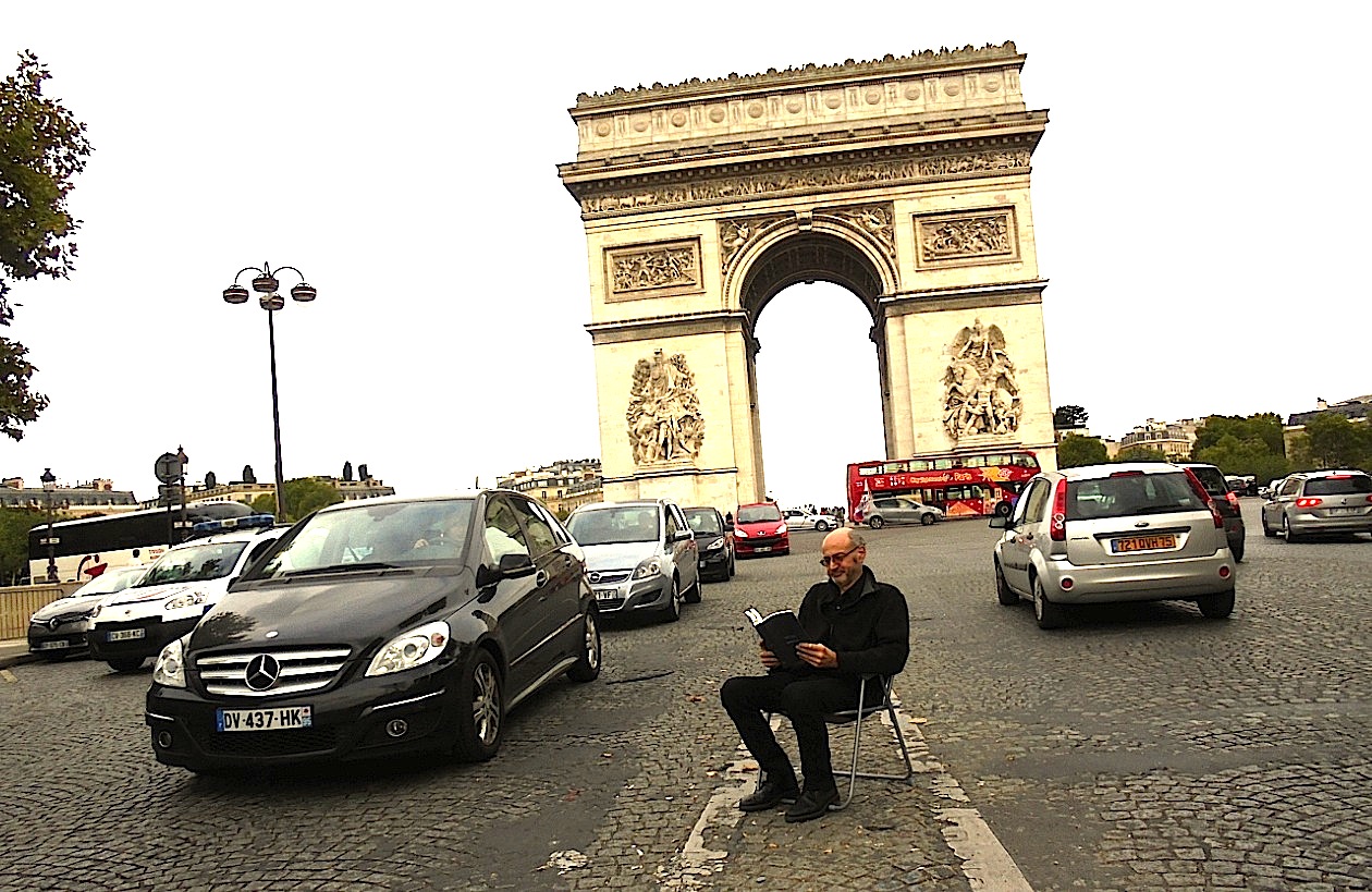 Pierre Martial lisant au beau milieu des Champs-Elysées à Paris