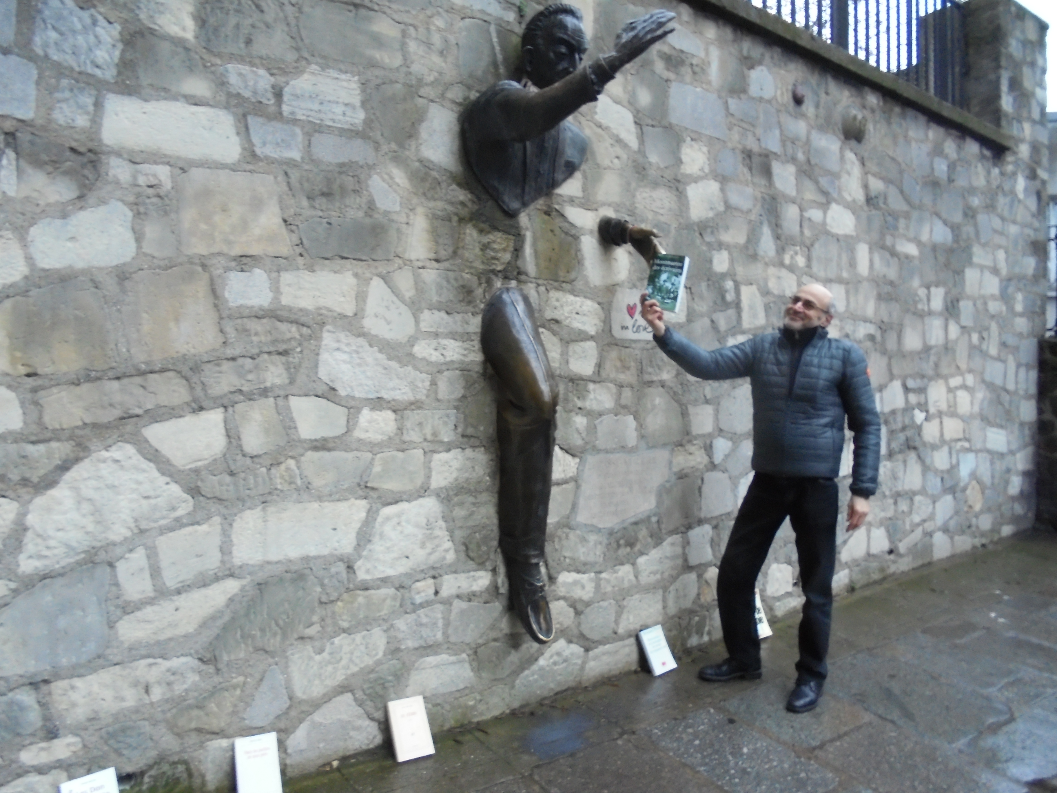 Journées Internationales du Livre Voyageur: l'écrivain Pierre Martial organise un “lâcher de livres” place Marcel Aymé à Montmartre