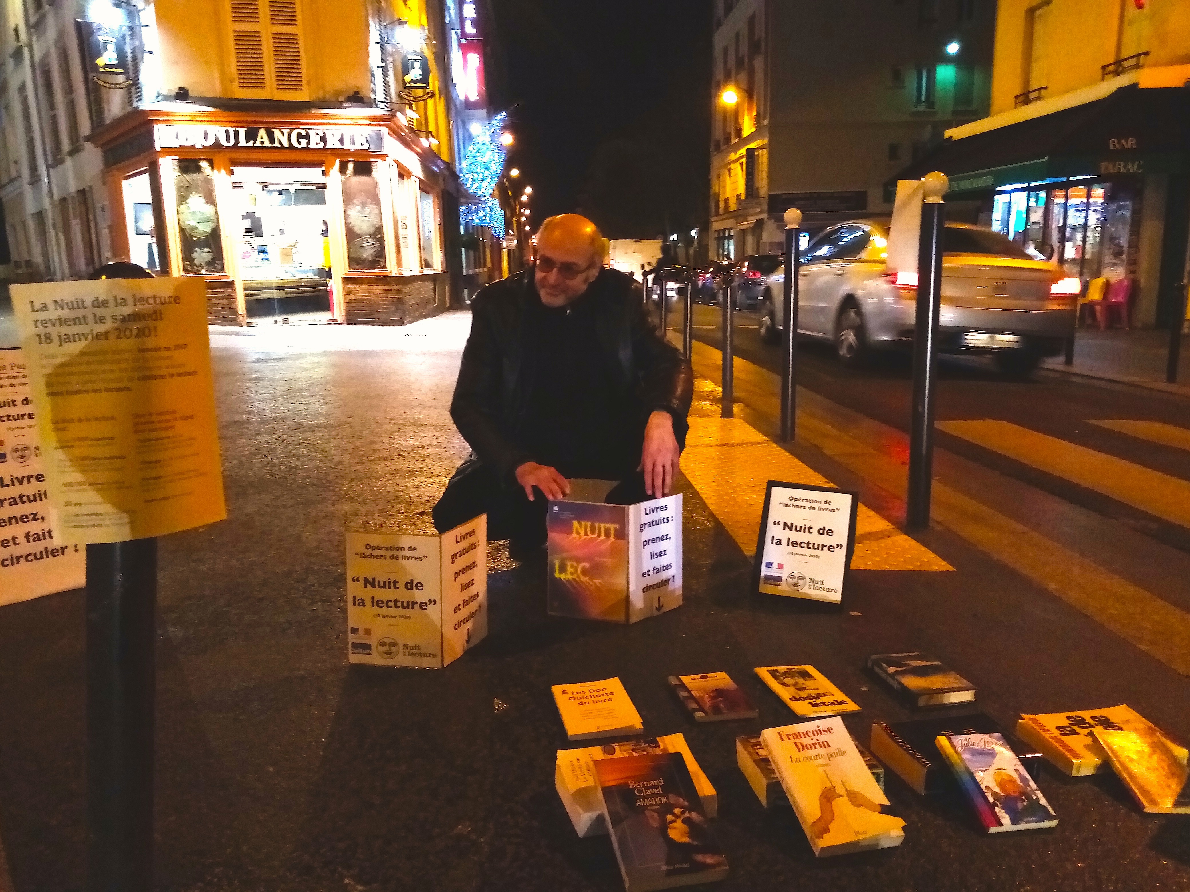 Pierre Martial distribue, lors de la Nuit de la Lecture, des livres gratuits dans les rues de Paris