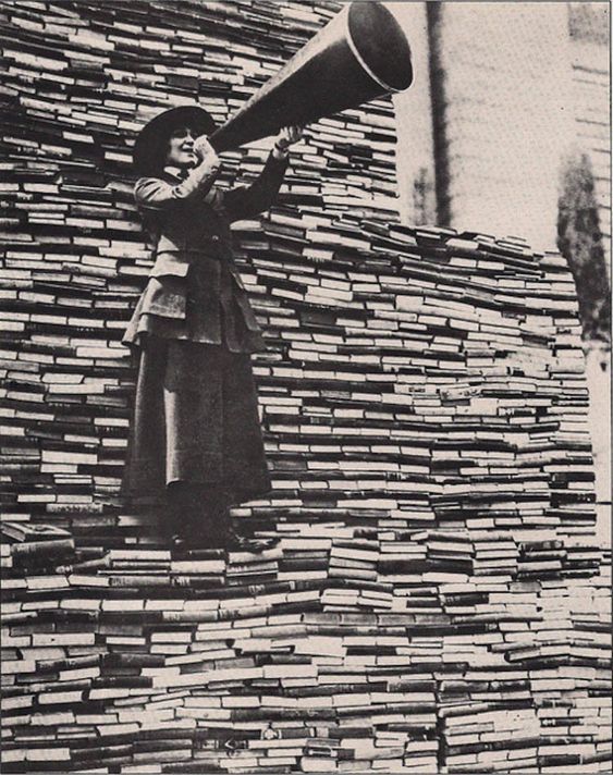 1910. Une femme appelle les passants à donner autant de livres que possible à la bibliothèque publique de New York sur la 5e avenue. © D.R