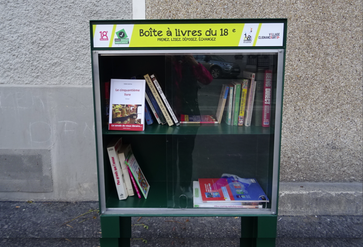 "Biens essentiels". Distribution solidaire de livres dans les rues de Paris par Pierre Martial et Livres Partout!