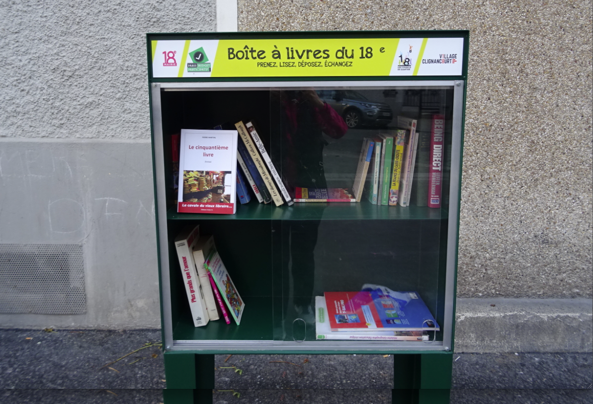 "Biens essentiels". Distribution solidaire de livres dans les rues de Paris par Pierre Martial et Livres Partout! "Biens essentiels". Distribution solidaire de livres dans les rues de Paris par Pierre Martial et Livres Partout!