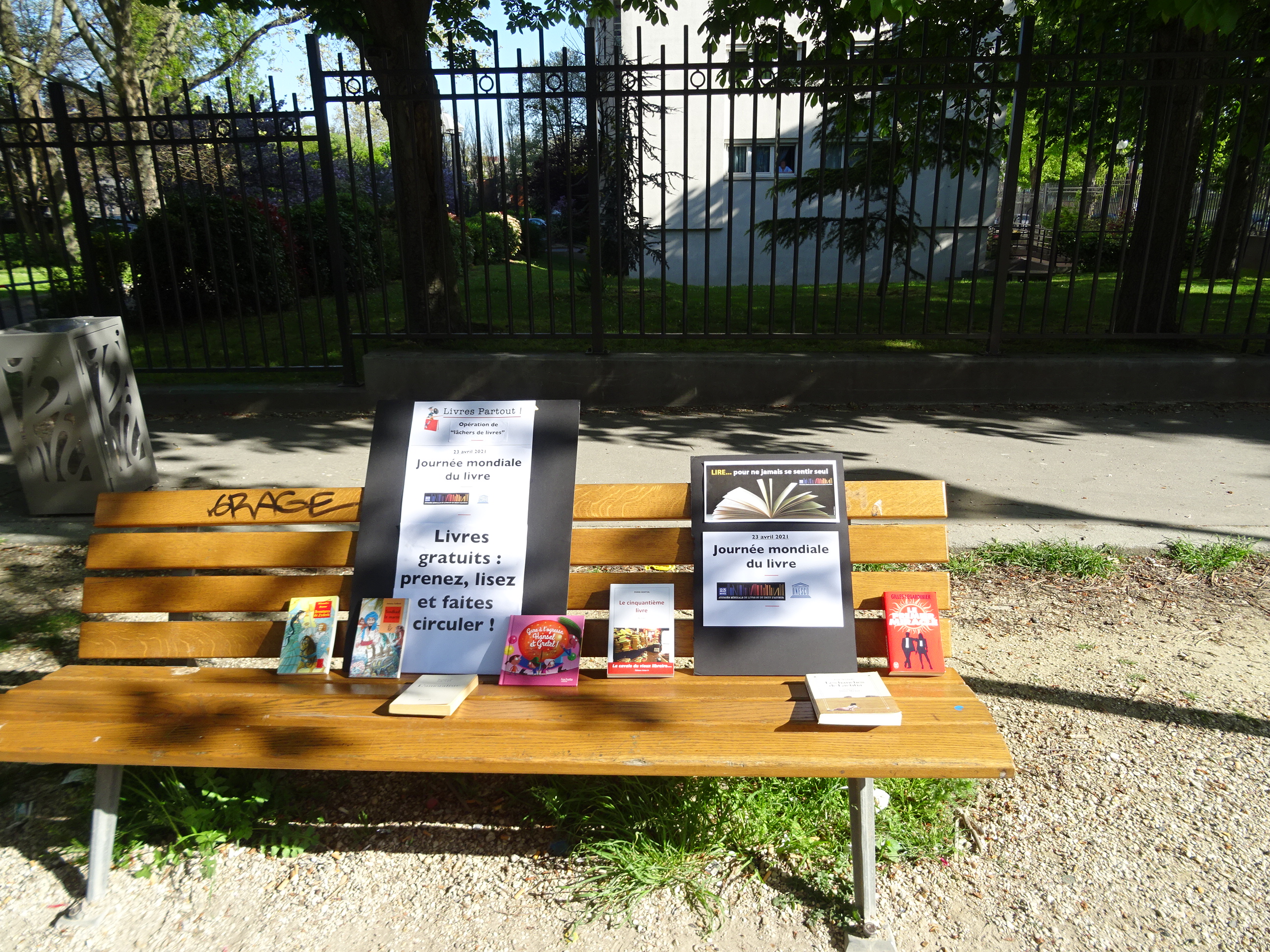 Journée mondiale du livre, distribution solidaire de livres dans les rues de Paris par Pierre Martial et Livres Partout!