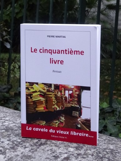 Journée mondiale du livre, distribution solidaire de livres dans les rues de Paris par Pierre Martial et Livres Partout!