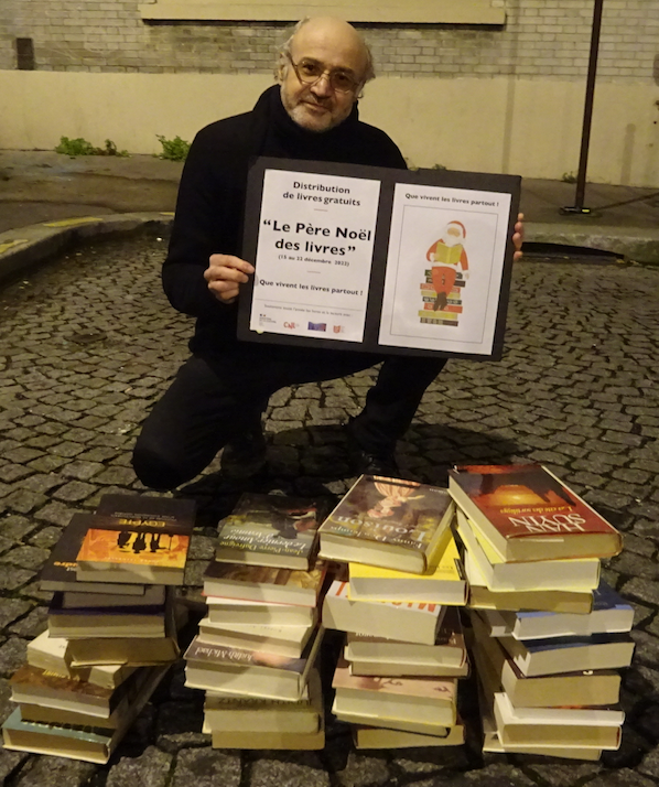 Distribution gratuite de livres par Pierre Martial  dans les quartiers Nord de Paris -  décembre 2022 -  © Livres Partout -