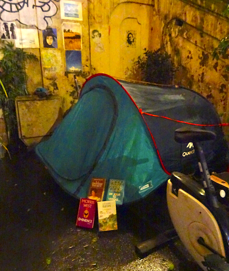 Don de livres à Touré, le SDF qui vit sous les escaliers du bas Montmartre - décembre 2022 - © Livres Partout -