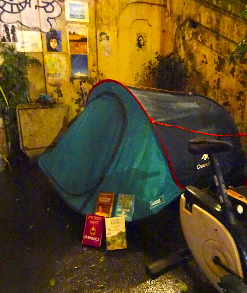 Don de livres à Touré, le SDF qui vit sous les escaliers du bas Montmartre - décembre 2022 - © Livres Partout - Don de livres à Touré, le SDF qui vit sous les escaliers du bas Montmartre - décembre 2022 - © Livres Partout -
