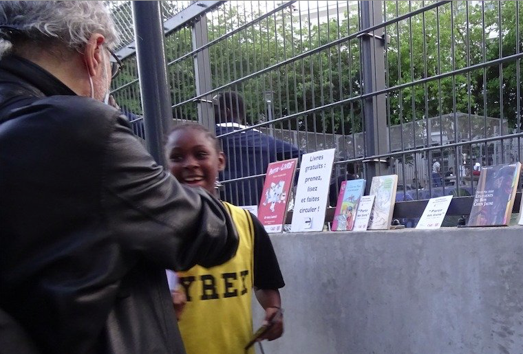 Pierre Martial, lors d'une distribution gratuite de livres dans les quartiers Nord de Paris (La Goutte d'Or) Pierre Martial, lors d'une distribution gratuite de livres dans les quartiers Nord de Paris (La Goutte d'Or)