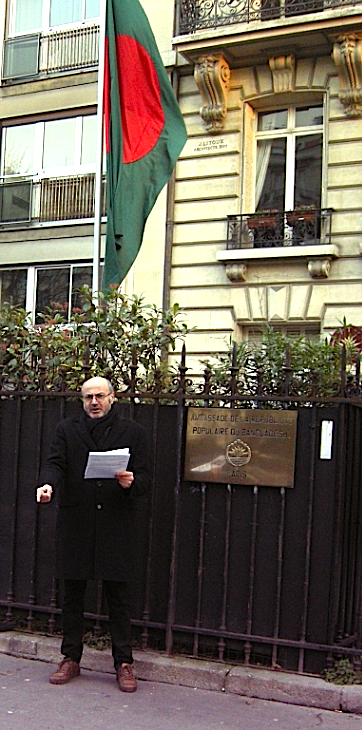 Culture contre barbarie. Lecture-performance de Pierre Martial devant l'ambassade du Bangladesh à Paris.