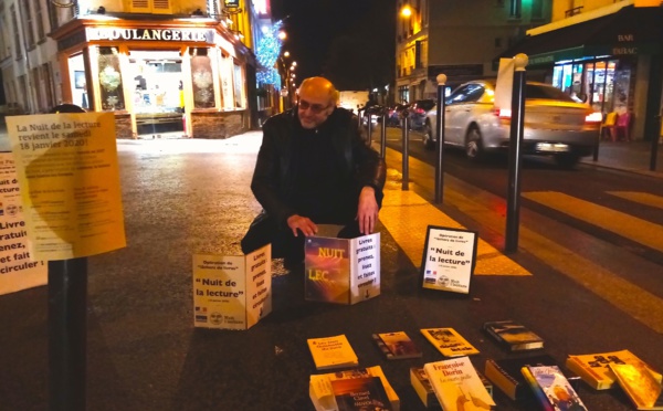 Pierre Martial distribue, lors de la Nuit de la Lecture, des livres gratuits dans les rues de Paris