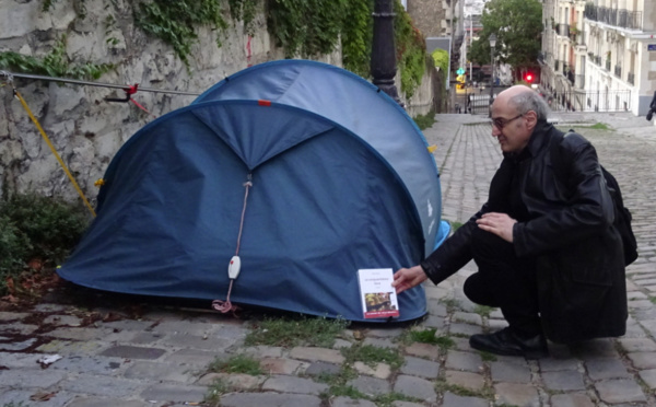 Distribution solidaire de livres dont le "Cinquantième livre" aux plus démunis, dans les rues de Paris - nov 2020 - © Livres Partout